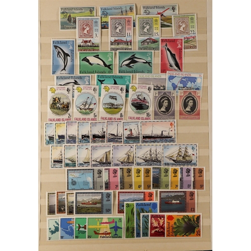 43 - COLLECTIONS & ACCUMULATIONS WORLD CARTON incl. a stockbook of Commonwealth 1970's-80's never hinged ... 