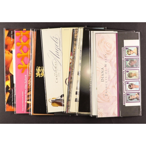 675 - GB.ELIZABETH II 1980-2000 PRESENTATION PACKS a largely complete run, Face +/- £155. (Qty)