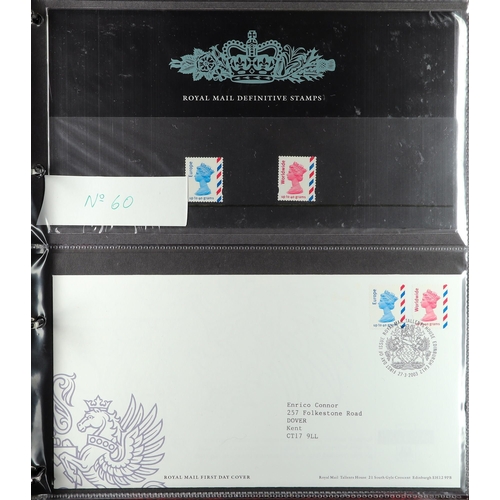 700 - GB.ELIZABETH II DEFINITIVE PRESENTATION PACKS AND FDCs in 2 albums. Ranging from 1971 to 2002, a mix... 