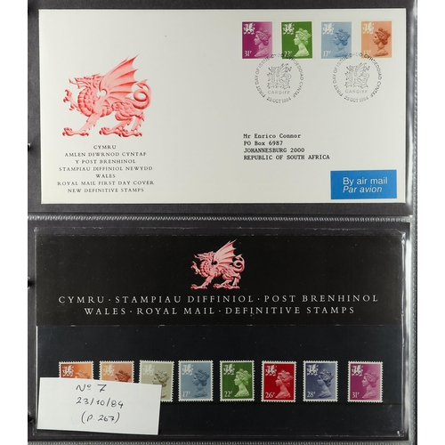 700 - GB.ELIZABETH II DEFINITIVE PRESENTATION PACKS AND FDCs in 2 albums. Ranging from 1971 to 2002, a mix... 