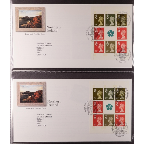 700 - GB.ELIZABETH II DEFINITIVE PRESENTATION PACKS AND FDCs in 2 albums. Ranging from 1971 to 2002, a mix... 