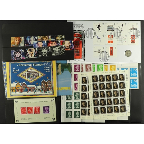 721 - GB.ELIZABETH II SMALL SORTER WITH FACE VALUE. Includes presentation packs, booklets, FDCs, loose sta... 