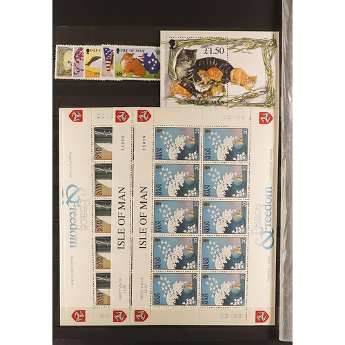 738 - GB.ISLANDS ISLE OF MAN HOARD in 3 albums. The first album is incomplete with mint and used (mainly m... 