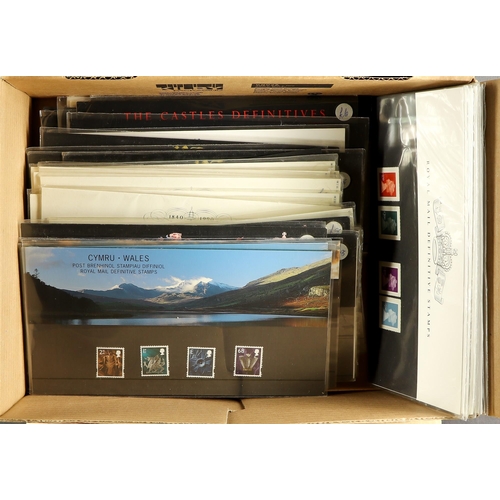 1411 - GB.ELIZABETH II DEFINITIVE PRESENTATION PACKS. a duplicated lot. Mostly from the 90s onwards. Face v... 