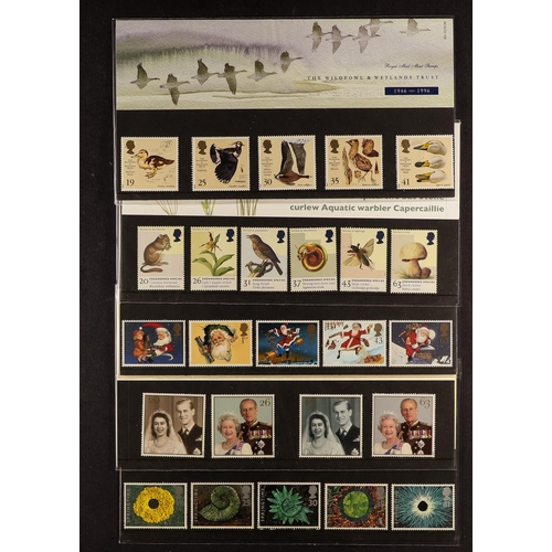 1429 - GB.ELIZABETH II PRESENTATION PACK COLLECTION 1996 - 2006. in 4 albums and loose. Very few missing fr... 