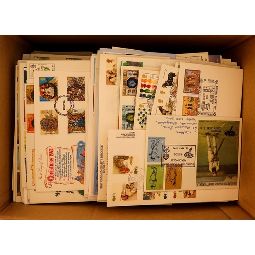 1449 - GB.FIRST DAY COVERS 1960's-2000 a large collection incl. many better Official covers cat. £10-15 (at... 