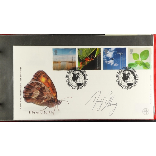 1456 - GB.FIRST DAY COVERS 2000 COLLECTION - SIGNED & CERTIFIED FDC'S an album incl. Desmond Morris, Bill O... 