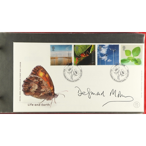 1456 - GB.FIRST DAY COVERS 2000 COLLECTION - SIGNED & CERTIFIED FDC'S an album incl. Desmond Morris, Bill O... 