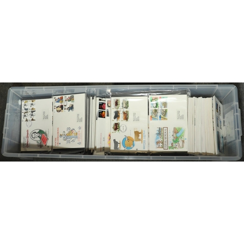 1469 - GB.FIRST DAY COVERS STUART FDC's 1970-90's in two large tubs, some light duplication, mainly good. (... 