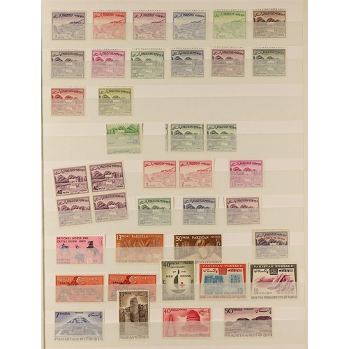 857 - PAKISTAN 1956-82 VARIETIES COLLECTION mint or never hinged incl. 1956 Independence set, 1961 7p on 1... 