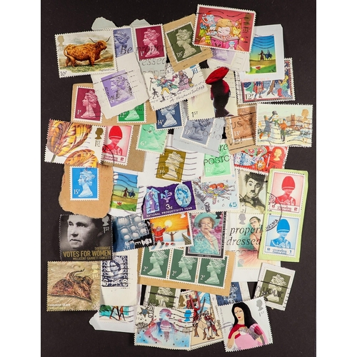 1040 - GB.ELIZABETH II 25KG QEII MIXTURE. Huge box with stamps on and off paper. Definitely unchecked! Many... 