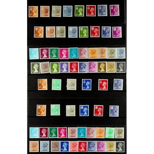 1047 - GB.ELIZABETH II DEFINITIVE PRESENTATION PACKS. Small selection of Machins, Castles and Regionals fro... 