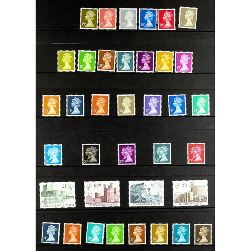 1047 - GB.ELIZABETH II DEFINITIVE PRESENTATION PACKS. Small selection of Machins, Castles and Regionals fro... 