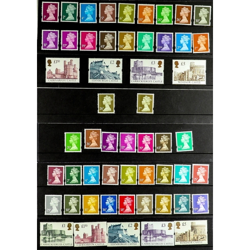 1047 - GB.ELIZABETH II DEFINITIVE PRESENTATION PACKS. Small selection of Machins, Castles and Regionals fro... 