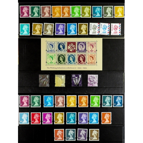 1047 - GB.ELIZABETH II DEFINITIVE PRESENTATION PACKS. Small selection of Machins, Castles and Regionals fro... 