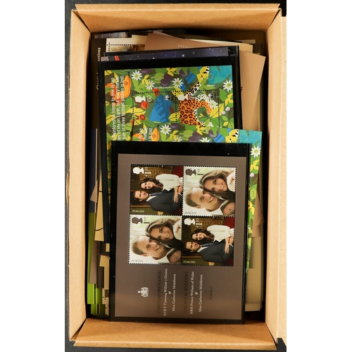 1052 - GB.ELIZABETH II MINIATURE SHEETS in small box. Duplication. Face value £438.