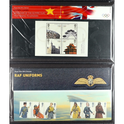 1062 - GB.ELIZABETH II PRESENTATION PACKS 1986, then 1996-2010 in eight albums, incl. Definitive issues. Fa... 