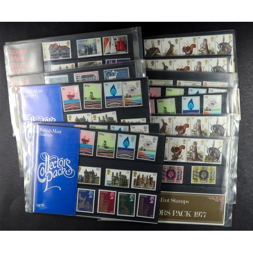 1073 - GB.ELIZABETH II YEAR AND SOUVENIR PACKS. Duplicated lot of the following packs: Year - 1974 (x1), 19... 