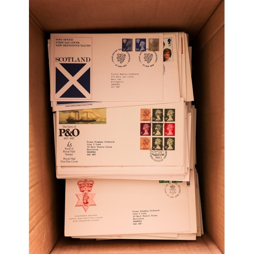 1083 - GB.FIRST DAY COVERS 1971 - 1999 loose assortment in box. Unchecked in any detail. Good mix (approxim... 