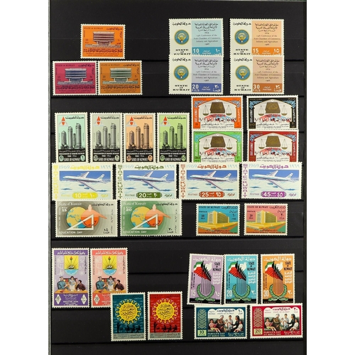 667 - KUWAIT 1965-77 NEVER HINGED MINT COLLECTION includes a lightly duplicated range of perf 13½ 1969-74 ... 