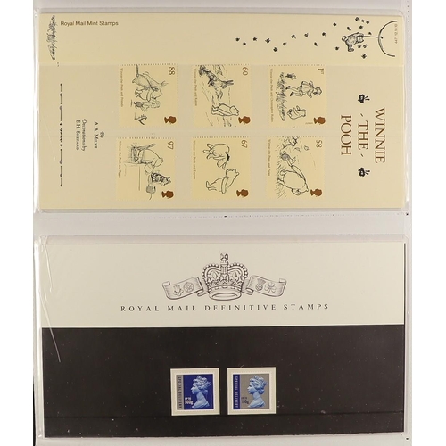 1067 - GB.ELIZABETH II 2005 - 2011 PRESENTATION PACK COLLECTION. Commemoratives and definitives in two albu... 