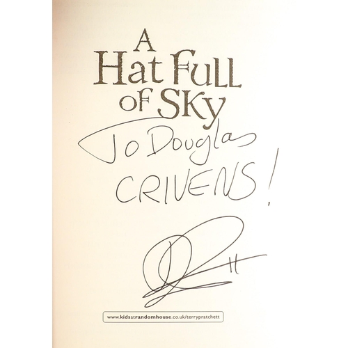 62 - TERRY PRATCHETT 'A Hat Full of Sky' First Edition hardback, signed by author. Very good.