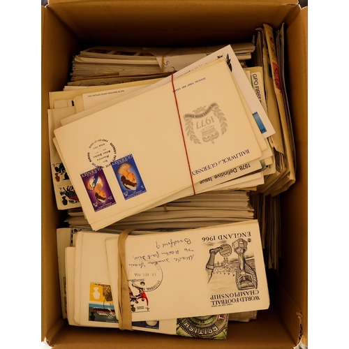 1149 - GREAT BRITAIN BIG ACCUMULATION IN 4 BOXES fairly junky looking, with albums and stockbooks, album pa... 