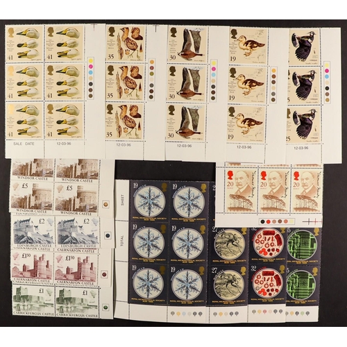 1219 - GB.ELIZABETH II 1970s - 1990s TRAFFIC LIGHT STAMP SETS mainly in blocks of 8 with corner margins. Al... 