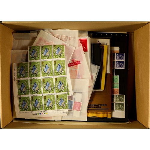 1251 - GB.ELIZABETH II MINT SELECTION of definitives in glassines, Machin blocks, stamp sets on stock sheet... 