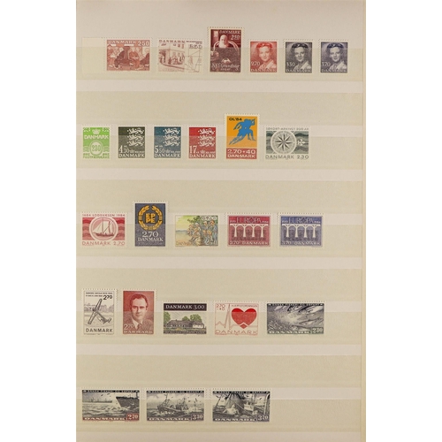 368 - DENMARK 1964-87 NEVER HINGED MINT COLLECTION incl. some fluorescent papers, Parcel Post opts etc. (5... 