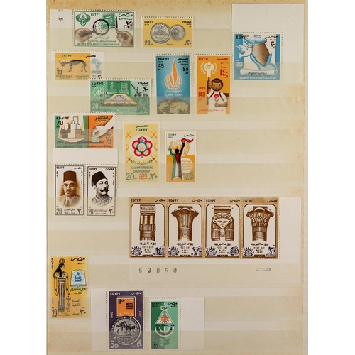 386 - EGYPT 1933-90 NEVER HINGED MINT COLLECTION with sets, positional examples, se-tenant strips, Occupat... 