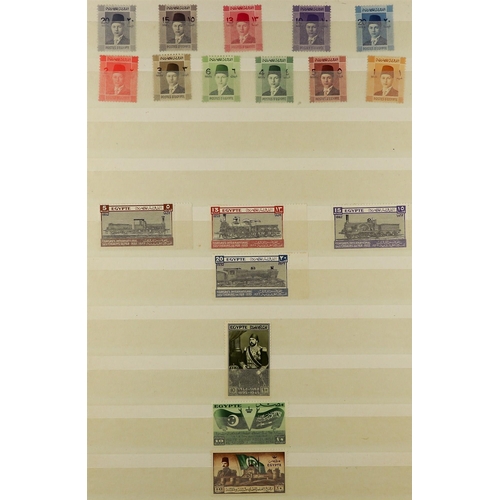 386 - EGYPT 1933-90 NEVER HINGED MINT COLLECTION with sets, positional examples, se-tenant strips, Occupat... 