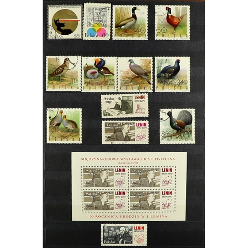 900 - POLAND 1919 - 1992 mint and used collection in 5 stockbooks. Includes a range of early stamps, Occup... 