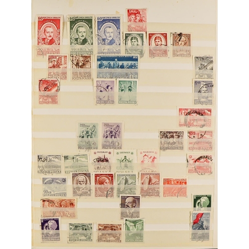 900 - POLAND 1919 - 1992 mint and used collection in 5 stockbooks. Includes a range of early stamps, Occup... 