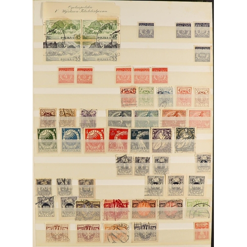 900 - POLAND 1919 - 1992 mint and used collection in 5 stockbooks. Includes a range of early stamps, Occup... 