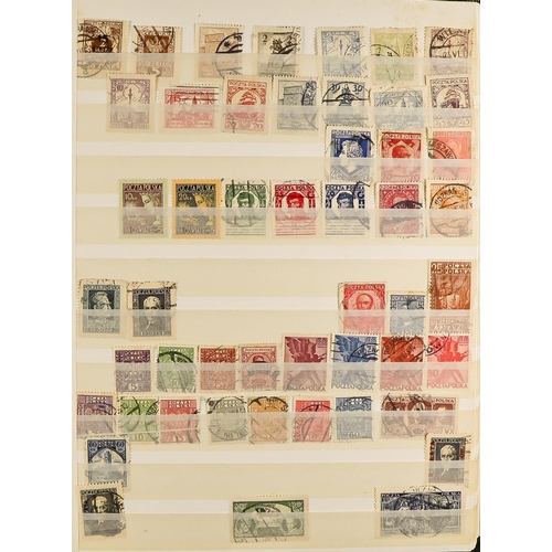 900 - POLAND 1919 - 1992 mint and used collection in 5 stockbooks. Includes a range of early stamps, Occup... 