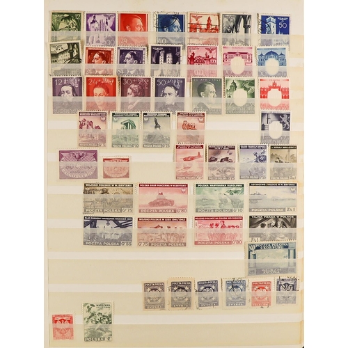 900 - POLAND 1919 - 1992 mint and used collection in 5 stockbooks. Includes a range of early stamps, Occup... 