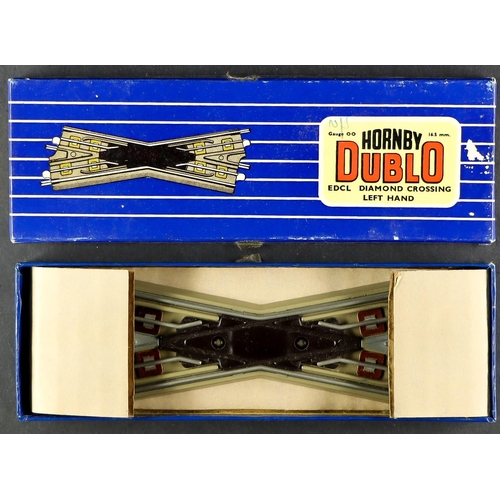 57 - HORNBY DUBLO EDG7 '00' GOODS TRAIN SET with a range of equipment. Includes power control unit (untes... 