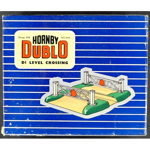 57 - HORNBY DUBLO EDG7 '00' GOODS TRAIN SET with a range of equipment. Includes power control unit (untes... 