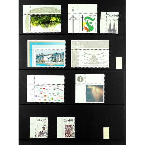 630 - [a] GERMANY 1999 - 2009 NEVER HINGED MINT COLLECTION on Hagner pages in binder. Some disorder, but a... 