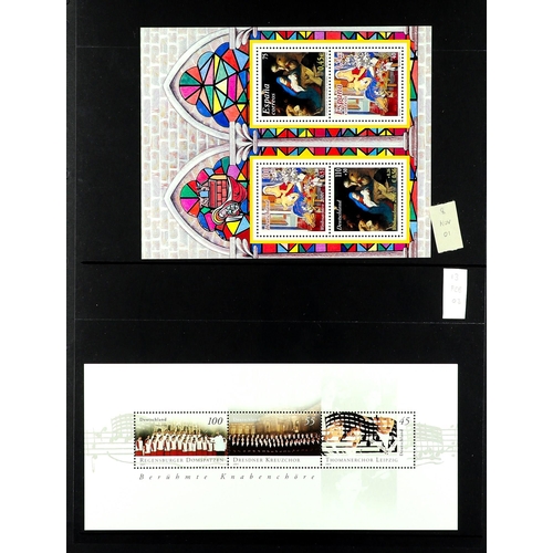 630 - [a] GERMANY 1999 - 2009 NEVER HINGED MINT COLLECTION on Hagner pages in binder. Some disorder, but a... 