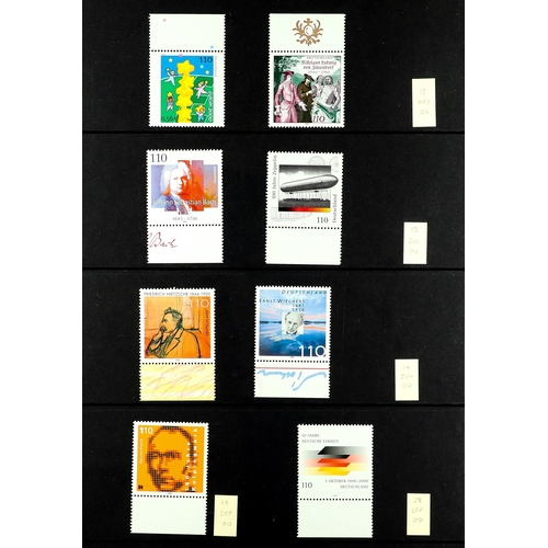 630 - [a] GERMANY 1999 - 2009 NEVER HINGED MINT COLLECTION on Hagner pages in binder. Some disorder, but a... 