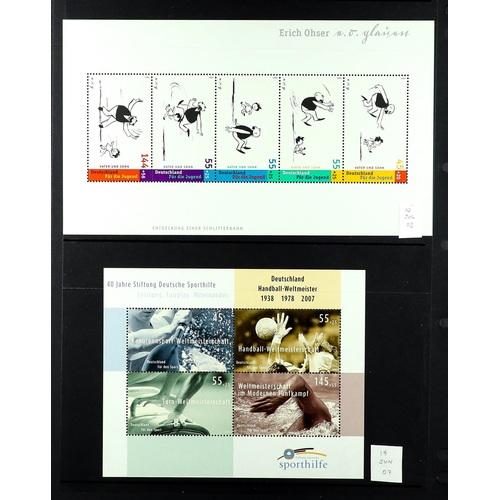 630 - [a] GERMANY 1999 - 2009 NEVER HINGED MINT COLLECTION on Hagner pages in binder. Some disorder, but a... 