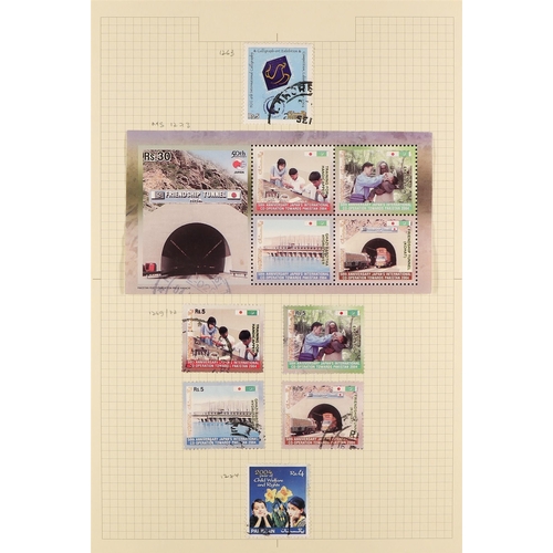 912 - PAKISTAN 1947 - 2015 USED COLLECTION in three albums, near- complete for the period, includes 1947 o... 