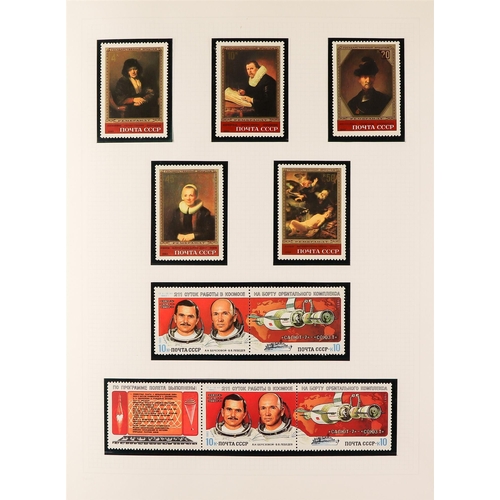 959 - RUSSIA 1981 - 1991 COMPLETE NEVER HINGED MINT collection in hingeless album, complete for the period... 