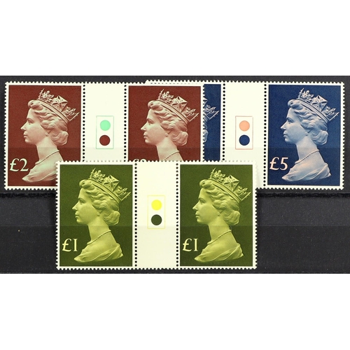 1443 - GB.ELIZABETH II 1972 - 1978 GUTTER PAIRS COLLECTION. An complete collection in 2 volumes of BOTH tra... 