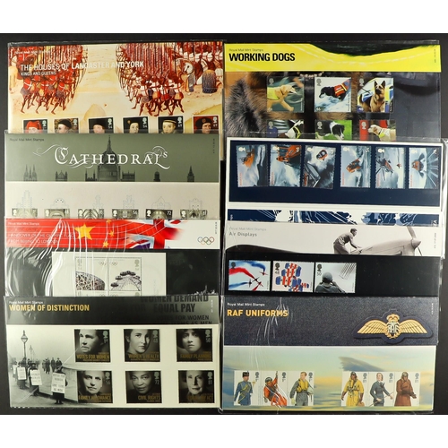 1449 - GB.ELIZABETH II 1978 - 2008 PRESENTATION PACKS. in an album and loose. Highly complete from 2000. Pr... 