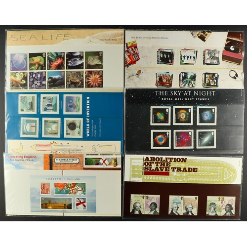 1449 - GB.ELIZABETH II 1978 - 2008 PRESENTATION PACKS. in an album and loose. Highly complete from 2000. Pr... 