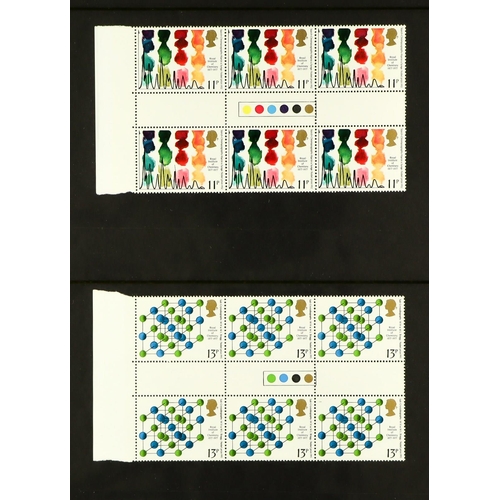 1509 - GB.ELIZABETH II TRAFFIC LIGHT BLOCKS AND GUTTER PAIRS with some traffic light gutter pairs, a few si... 