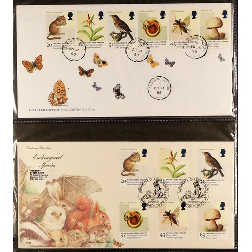 1537 - GB.FIRST DAY COVERS 1953 - 2000 COLLECTION IN BINDERS. Chiefly Royal Mail but includes other. Many u... 